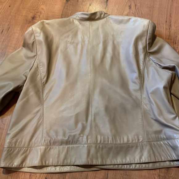 Jones New York tan leather jacket. - Picture 8 of 10